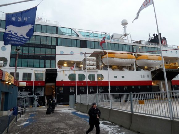 Hammerfest polar bear society, Limandaki dernek binasında hediyelik eşya alabiliyorsunuz ya da üye olarak kutup ayıları projelerine katkıda bulunup, bilgilendiriliyorsunuz.