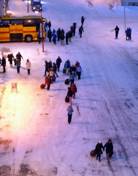 Honningsvag'da gezilerden gemiye dönenler ve yeni binecek yolcular