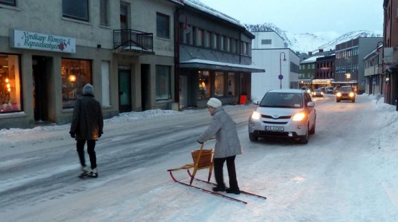 Honningsvag'ta kızakla giden bir tonton teyze