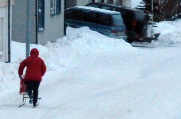 Honningsvag'ta kızakla giden bir kadın