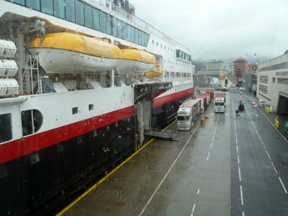 Hurtigruten Bergen Terminali'ne yaklaşık yarım saat gecikmeli vardık.