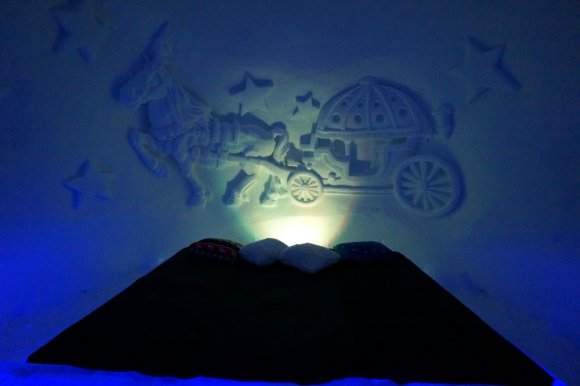 Snow Hotel (Buz Otel) de bir oda, Kirkenes, Norveç