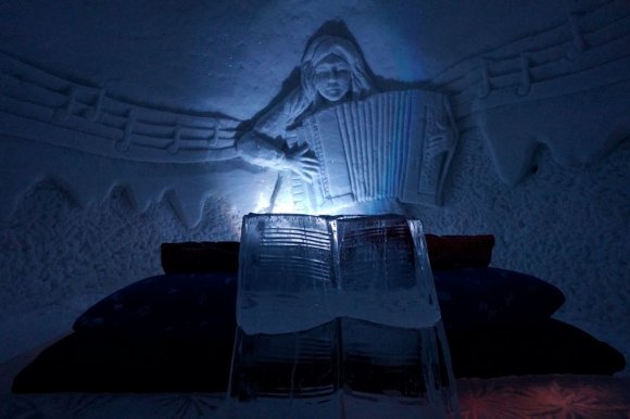 Kirkenes snow hotel, buz otel odası, tema akordeon ve müzik