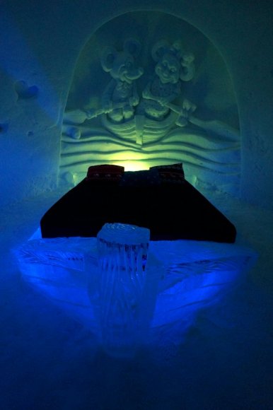 Kirkenes snow hotel, buz otel odası sandal şeklinde yatak
