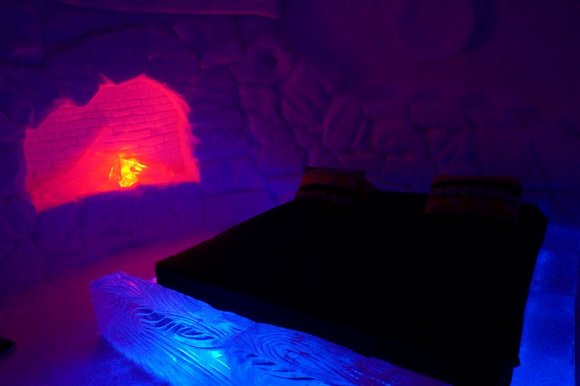 Kirkenes Snow Hotel, buz otel odası tema şömine