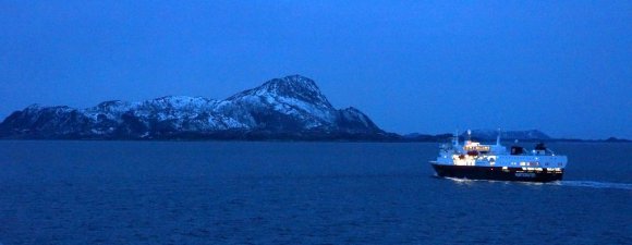 Yolda karşılaştığımız bir Hurtigruten gemisi, muhtemelen MS Vesteralen