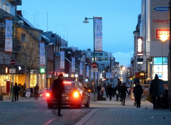 Tromso'deki ana cadde, saat 15 civarı