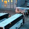 Tromso Limanı'nda gemiden inecek yolcuları bekleyen tur otobüsleri