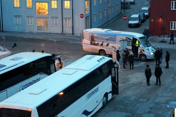 Tromso Limanı'nda gemiden inecek yolcuları bekleyen tur otobüsleri