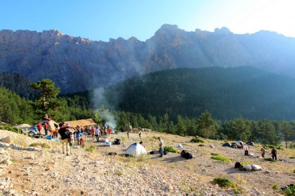 Sabah günün erken saatlerinde kahvaltımızı yapıp ilk günkü kamp alanımızdan toplanmaya basladık. Günlük ihtiyacımızı yanımıza al