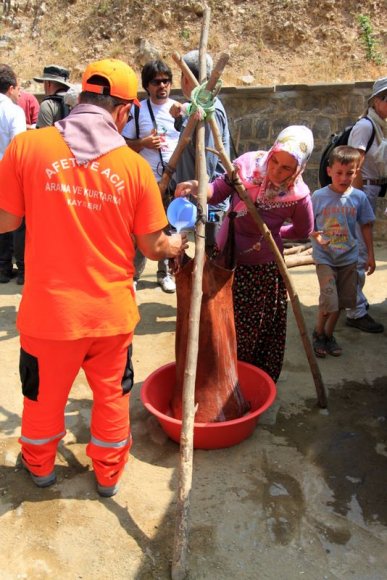 Kapuzbaşı Şelaleleri'nde kahvaltı olarak yayık ayranı ve gözleme ikram edildi.