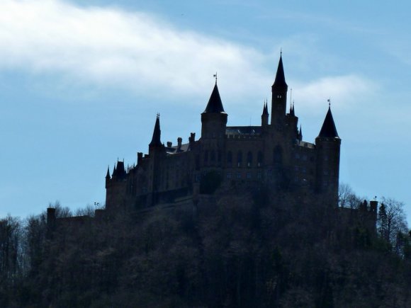 Dönüşümüz Stuttgart Havaalanı'ndan yapacaktık. Lonely Planet Almanya rehber kitabındaki kapak fotoğrafı Stuttgart yakınlarındaki Hohenzollern Kalesi (Burg Hohenzollern) idi. Biz de yol üzerinde buraya uğramaya karar verdik.