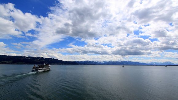 Bodensee Gölü Almanya, Avusturya ve İsviçre'ye sınır. Her 3 ülkenin de göl kenarında kasabaları var. Bu kasabalara ve göl içindeki bazı adalara uğrayan büyük gezi tekneleri var.