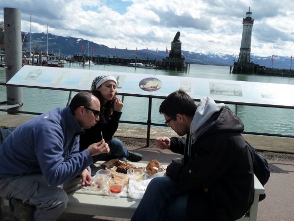 Daha sonra aldığımız bu mezeleri Bodensee Gölü kenarında boş bulduğumuz parklardan birine yayarak yemeğe koyulduk.