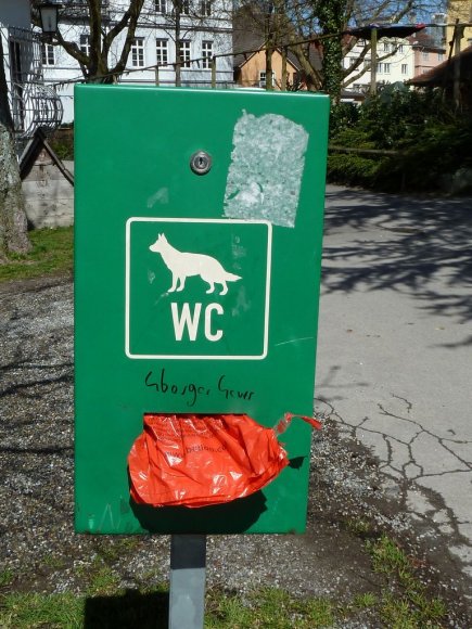 Lindau'da gezerken köpek gezdirenlerin köpeklerinin dışkılarını almaları için poşet bırakılmış bir platform vardı.