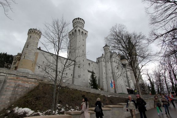 Neuschwanstein Şatosu faytonun bıraktığı yerden biraz yukarıda.