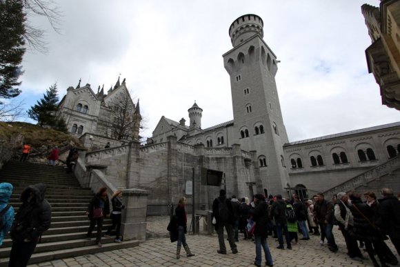 Neuschwanstein Şatosu'na giriş için aldığımız biletlerde saat var.