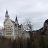 Neuschwanstein Şatosu'nu gezdikten sonra şatonun güzel bir fotoğrafını çekmek için karşısında görünen köprüye doğru yola çıktık.