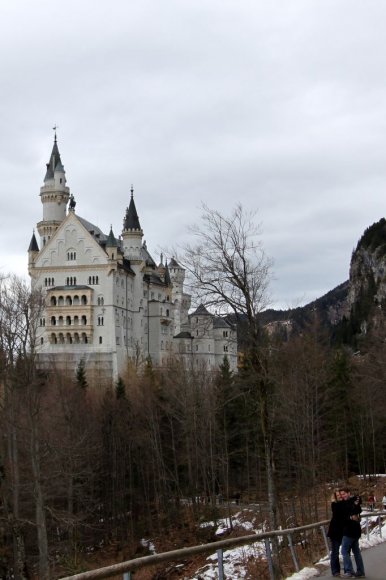 Neuschwanstein Şatosu'nu gezdikten sonra şatonun güzel bir fotoğrafını çekmek için karşısında görünen köprüye doğru yola çıktık.