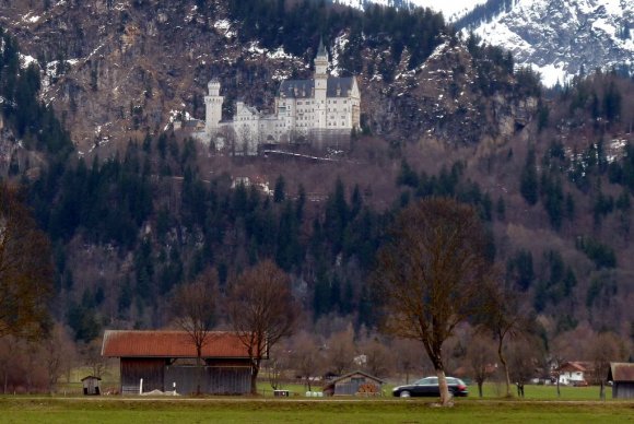 Schwangau'da kaldığımız çiftlik evinin balkonundan Neuschwanstein Şatosu.