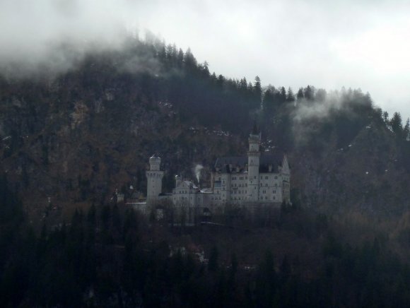 Schwangau'da kaldığımız çiftlik evinin balkonundan Neuschwanstein Şatosu.