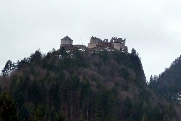 Burgenwelt Ehrenberg, Avusturya. Kalvaltımızı yaptıktan sonra Avusturya Innsbruck'a doğru yola çıktık. Arabayla geze geze Alpler'i görmek istiyorduk. Giderken ve dönerken farklı yolları kullandık ve müthiş manzaralar eşliğinde harika bir gün geçirdik.