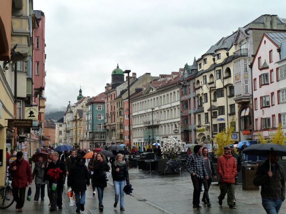 Alpler boyunca geze geze gittiğimiz Innsbruck'a öğle saatlerinde vardık.