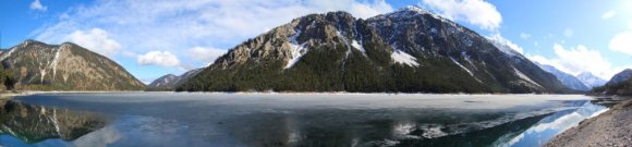 Bir ara Avusturya'dan Almanya'ya geçip tekrar Avusturya'ya girdik. Tabii son durak yine Almanya'daki Schwangau idi. Fotoğrafta Almanya sınırına yakın Avusturya'daki Plansee Gölü görülüyor. Göl kısmen donmuştu.