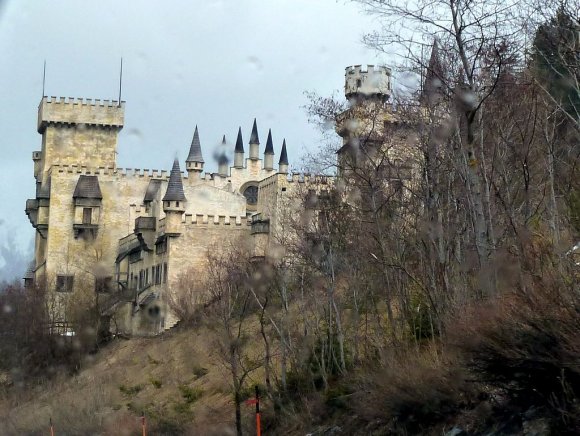 Innsbruck'u gezdikten sonra yine Alplerden geçen ama bu sefer farklı bir rotadan Schwangau'ya doğru yola koyulduk. Yol boyunca harika manzaralar, kasabalar, şatolar, göller gördük.