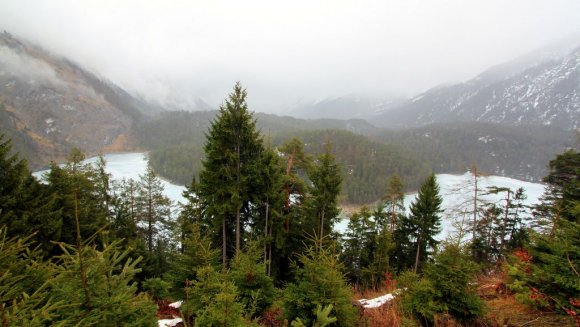 Kahvelerimizi içtikten sonra yağmur durmuş ve hava açılmıştı. Zugspitzblick Gölü, Avusturya.