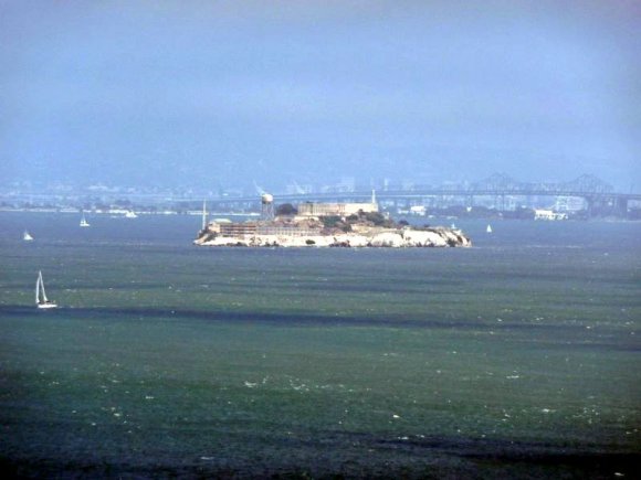 Alcatraz Adası ve yelkenliler