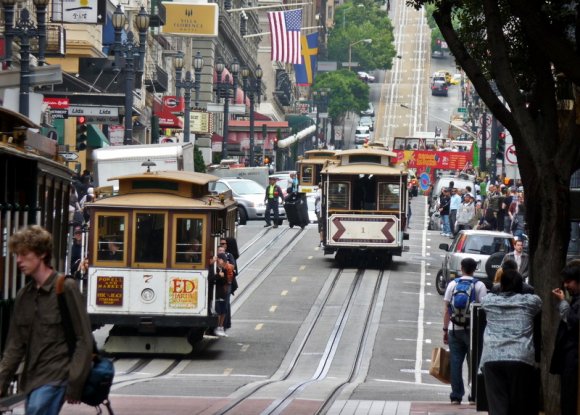 San Francisco şehir içinde çalışan cable-car'lar.