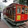 San Francisco Downtown - Cable Car'a binmek icin bekleyen insanlar.