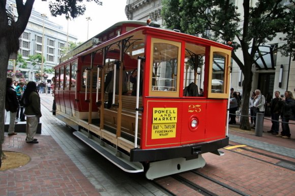 San Francisco Downtown - Cable Car'a binmek icin bekleyen insanlar.