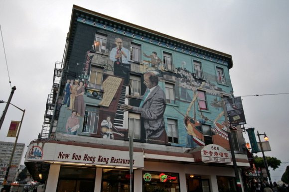 Downtown'da Çin ve İtalyan mahallelerinin (North Beach) kesiştiği yerde bir bina.