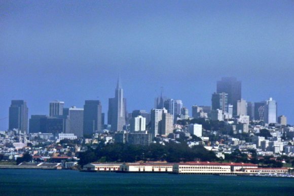 Downtown'ın San Francisco Körfezi tarafından görüntüsü.