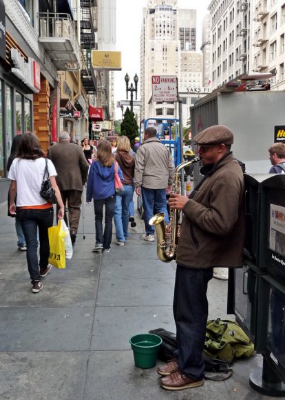 Downtown'da bir sokak müzisyeni.