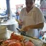 Fisherman's Wharf'ta ıstakoz hazırlayan satıcı