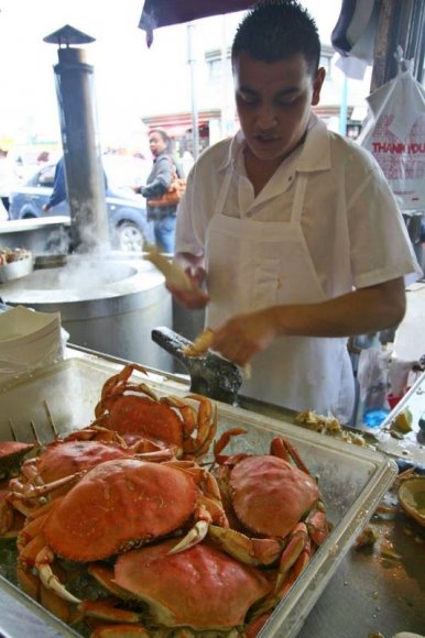 Fisherman's Wharf'ta ıstakoz hazırlayan satıcı