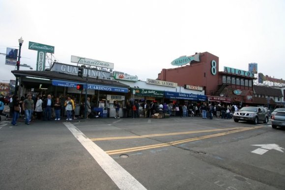 Fisherman's Wharf'ta deniz ürünleri satan dükkanları.