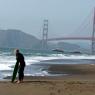 Baker Beach'te sörf.