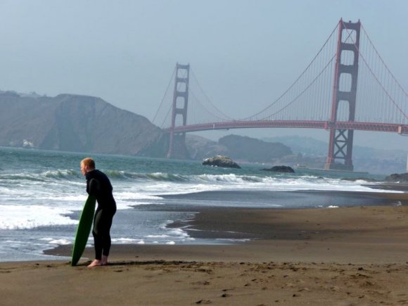 Baker Beach'te sörf.