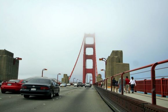 Golden Gate Köprüsünden arabayla geçiş.