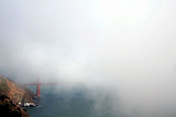Golden Gate Köprüsü sisler altında
