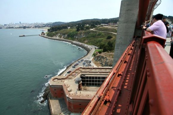 Golden Gate Köprüsü üzerinde yürüyüş.