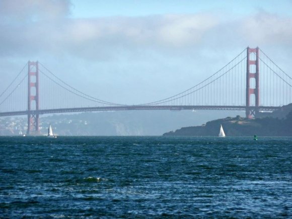 Golden Gate Köprüsü uzaklardan.