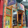 Haight-Ashbury'de renkli bir dükkan.