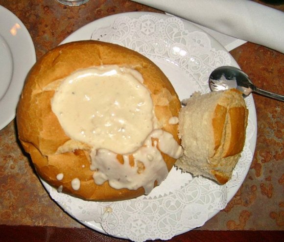 Monterey'de clam chowder çorbası.