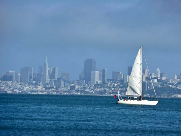 Sausalito'den San Francisco Downtown görüntüsü.