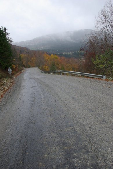 Abant çevresini dolaşan yoldan Mudurnu'ya da gidilebiliyor.